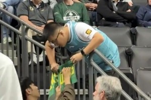 和老乡林葳互动上了☺️张博源访问俄勒冈大学并现场观战~