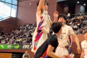 你敢信这小子未来是NBA前板怪兽😂早期克林根也是逗比属性啊